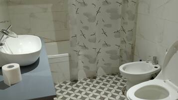 Tina de hidromasaje, bidet, papel de baño