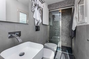 Shower, hair dryer, bidet, towels - St. Peter's. Studio apartment within walking distance of the Vatican Museums (Roma)