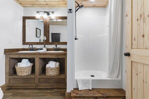 Een douche, een haardroger, handdoeken, zeep