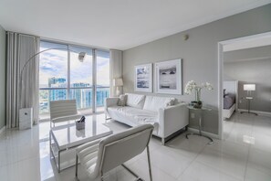 Apartamento luxo | Área de estar | Smart TV 50 polegadas com canais a cabo