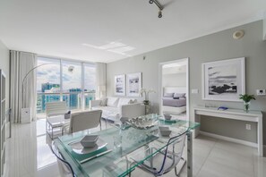 Apartamento luxo | Área de estar | Smart TV 50 polegadas com canais a cabo