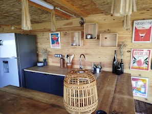 Kylskåp, mikrovågsugn, ugn och spishäll