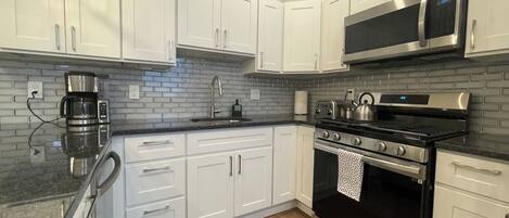 Frigorífic, microones, forn i placa de cuina