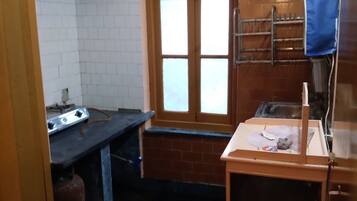 Stovetop, coffee/tea maker, cookware/dishes/utensils