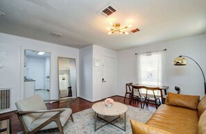 TV, offices - Westview Oasis - Houston 2BD 1BA with Huge Backyard (Houston)