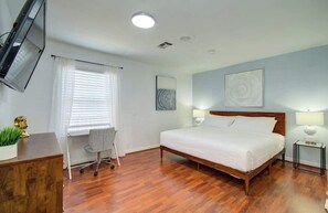 2 bedrooms, iron/ironing board, travel crib, WiFi - Westview Oasis - Houston 2BD 1BA with Huge Backyard (Houston)