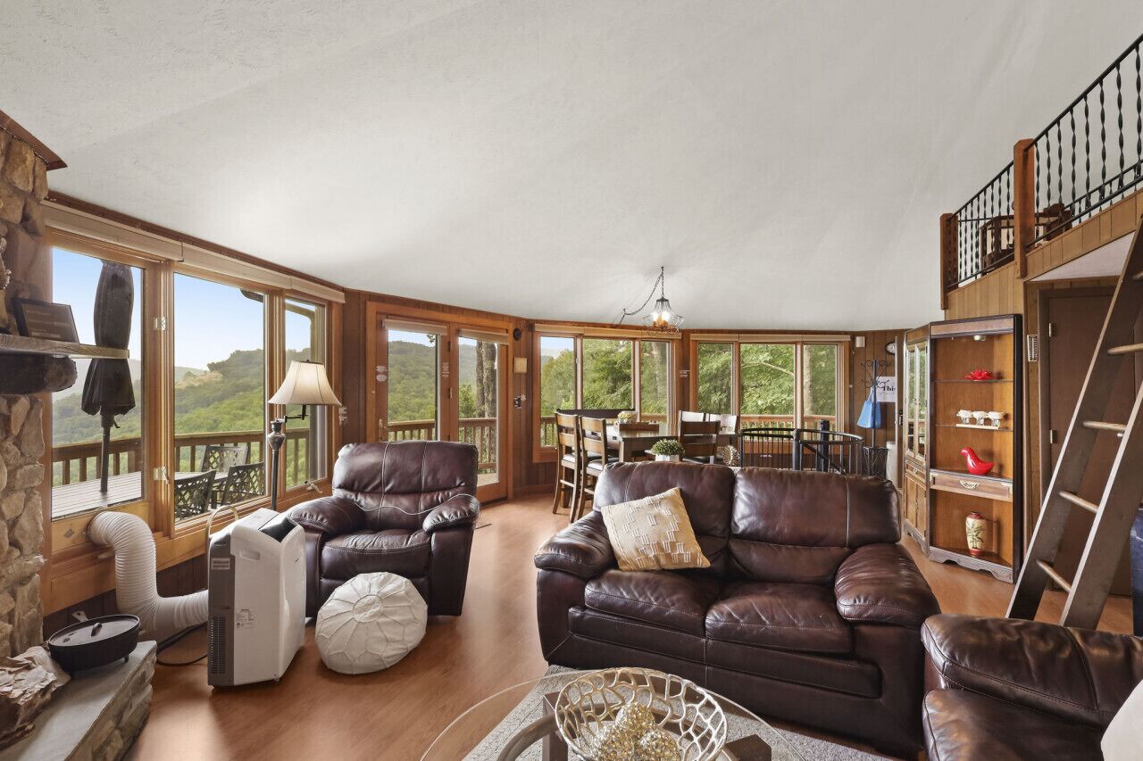 Smart TV, chimenea y libros 