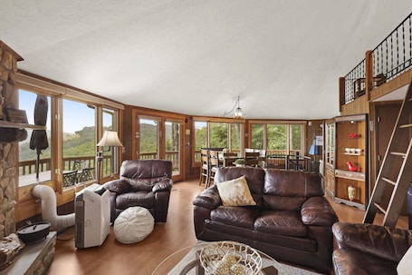 Smart TV, fireplace, books. Unparalleled Views Await!