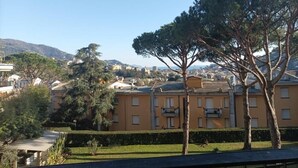 Zona residencial con un edificio grande que tiene balcones y un césped bien cuidado.