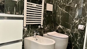 Dutxa, assecador de cabells, bidet i tovalloles