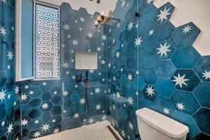 Een douche, handdoeken, zeep, shampoo