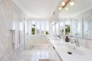 Ducha, secador de pelo, bidé y toallas