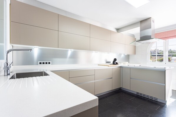 Réfrigérateur, four à micro-ondes, un four, surface de cuisson