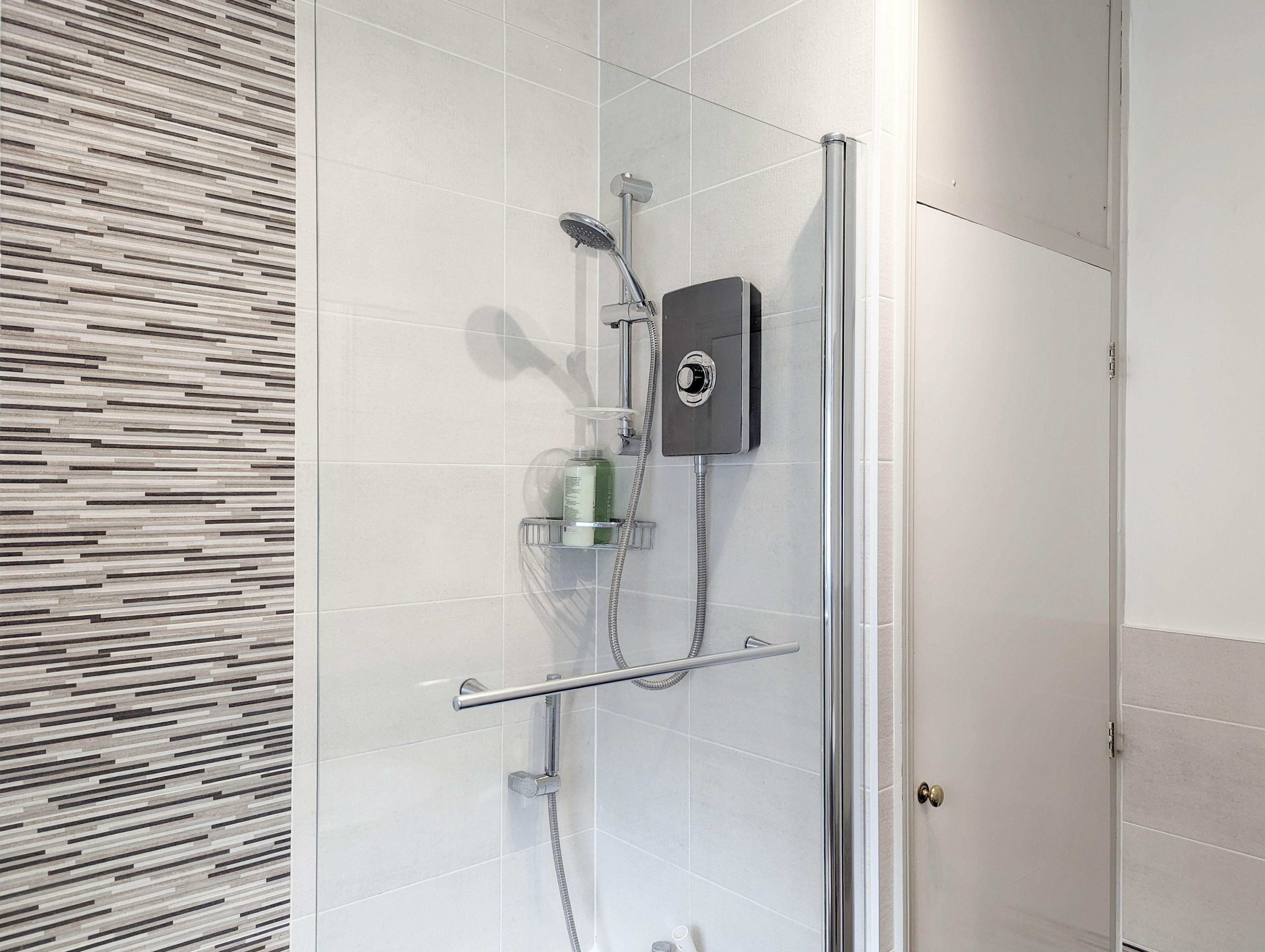 Combined shower/tub, hair dryer, towels