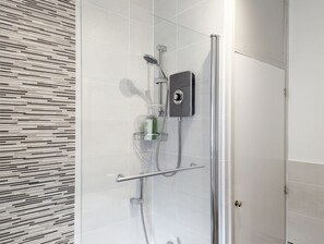 Combined shower/tub, hair dryer, towels