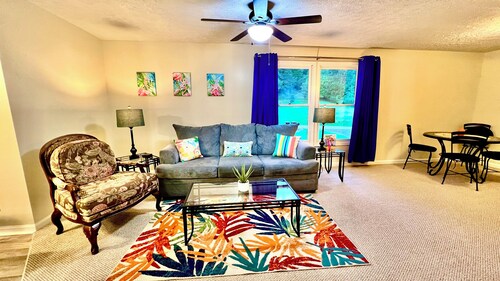 The Fuzzie Flamingo! 2bd/1bth w/ trailer parking