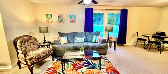 The Fuzzie Flamingo! 2bd/1bth w/ trailer parking