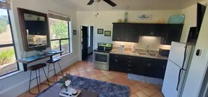 Refrigerador, microondas, horno y parrilla de estufa 