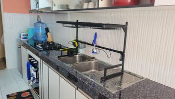Geladeira, micro-ondas, fogão, cooktop