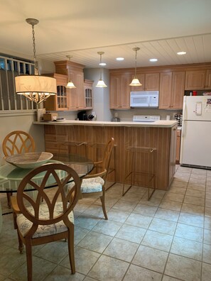 Dining - Enjoy a Lake Toxaway Escape at 3 bedroom lakefront condo.  (Lake Toxaway)