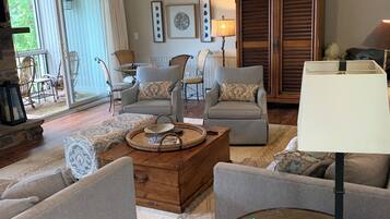 TV connectée, cheminée, livres