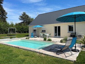 Una piscina al aire libre, una piscina climatizada
