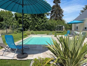 Una piscina al aire libre, una piscina climatizada