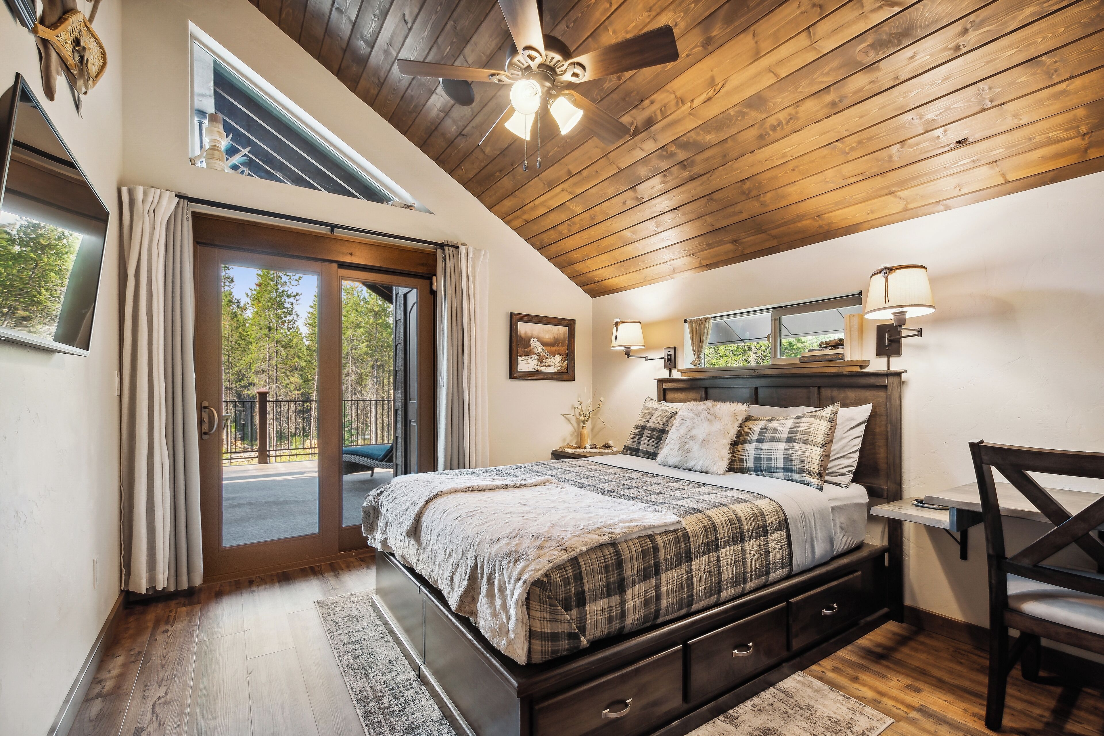 3 habitaciones, escritorio y tabla de planchar con plancha 