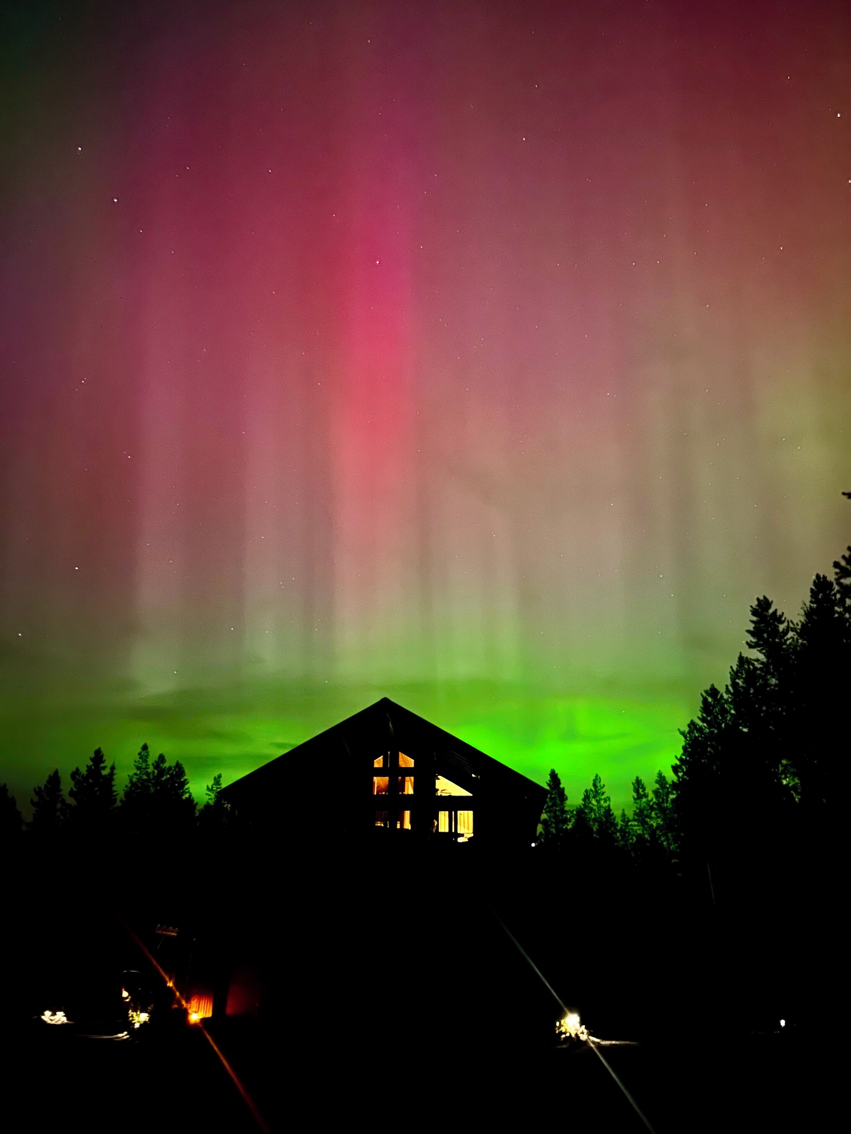 Quiet Luxury / Comfort / Massive elevated star viewing deck! 2mi to Glacier. 