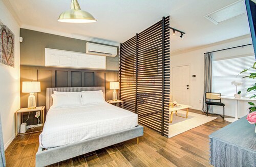 Heights Oasis - Chic Houston Heights Private Studio