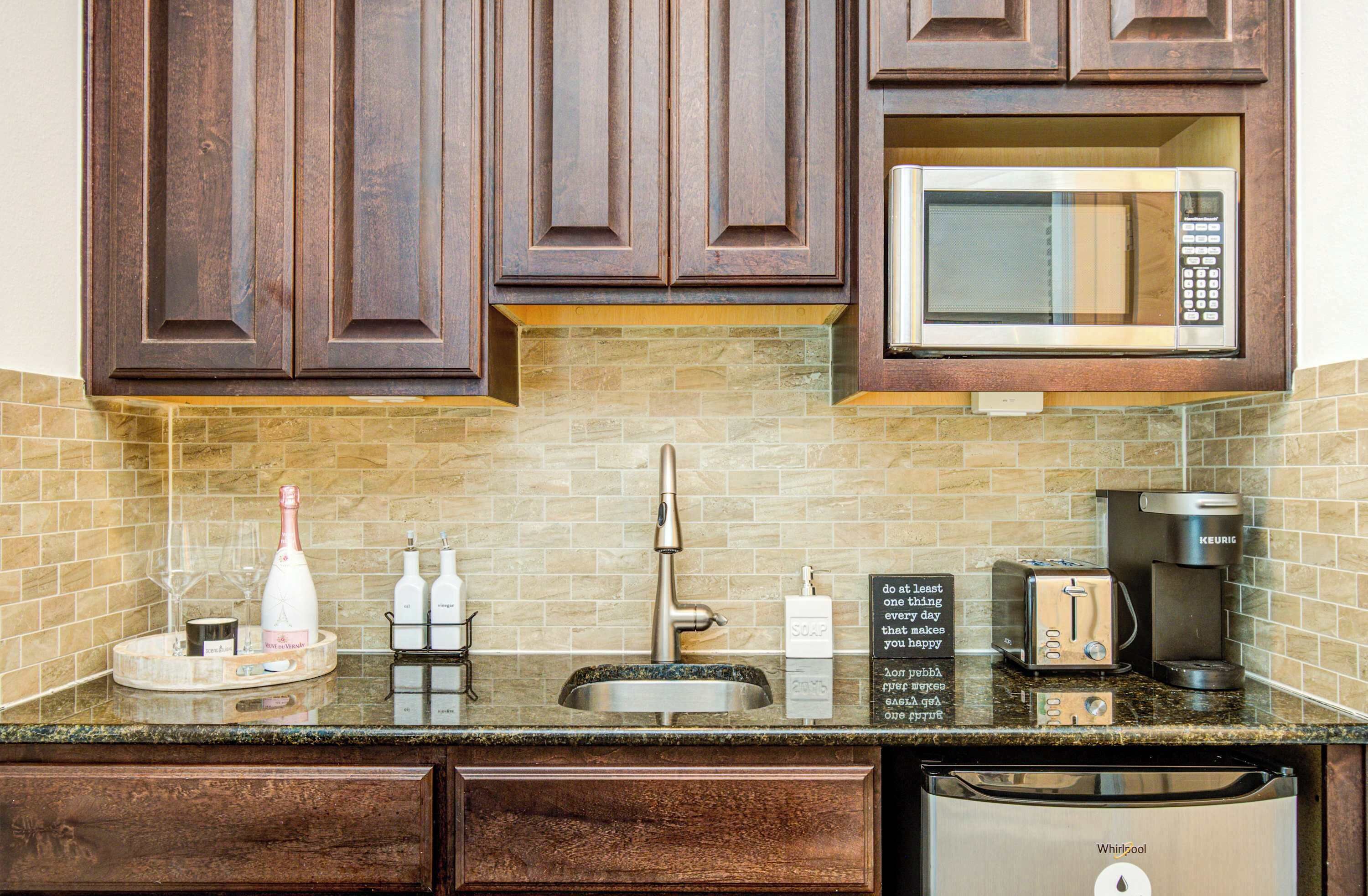 Micro-ondes, cafetière/bouilloire, grille-pain