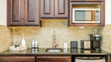 Mikrobølgeovn, kaffe-/temaskine, brødrister