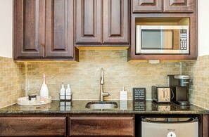 Mikroaaltouuni, kahvin-/teenkeitin, leivänpaahdin