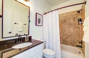 Shower, hair dryer - Luxury Studio in Vibrant Houston Heights Retreat (Houston)