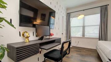 1 habitación, tabla de planchar con plancha, cuna de viaje y wifi