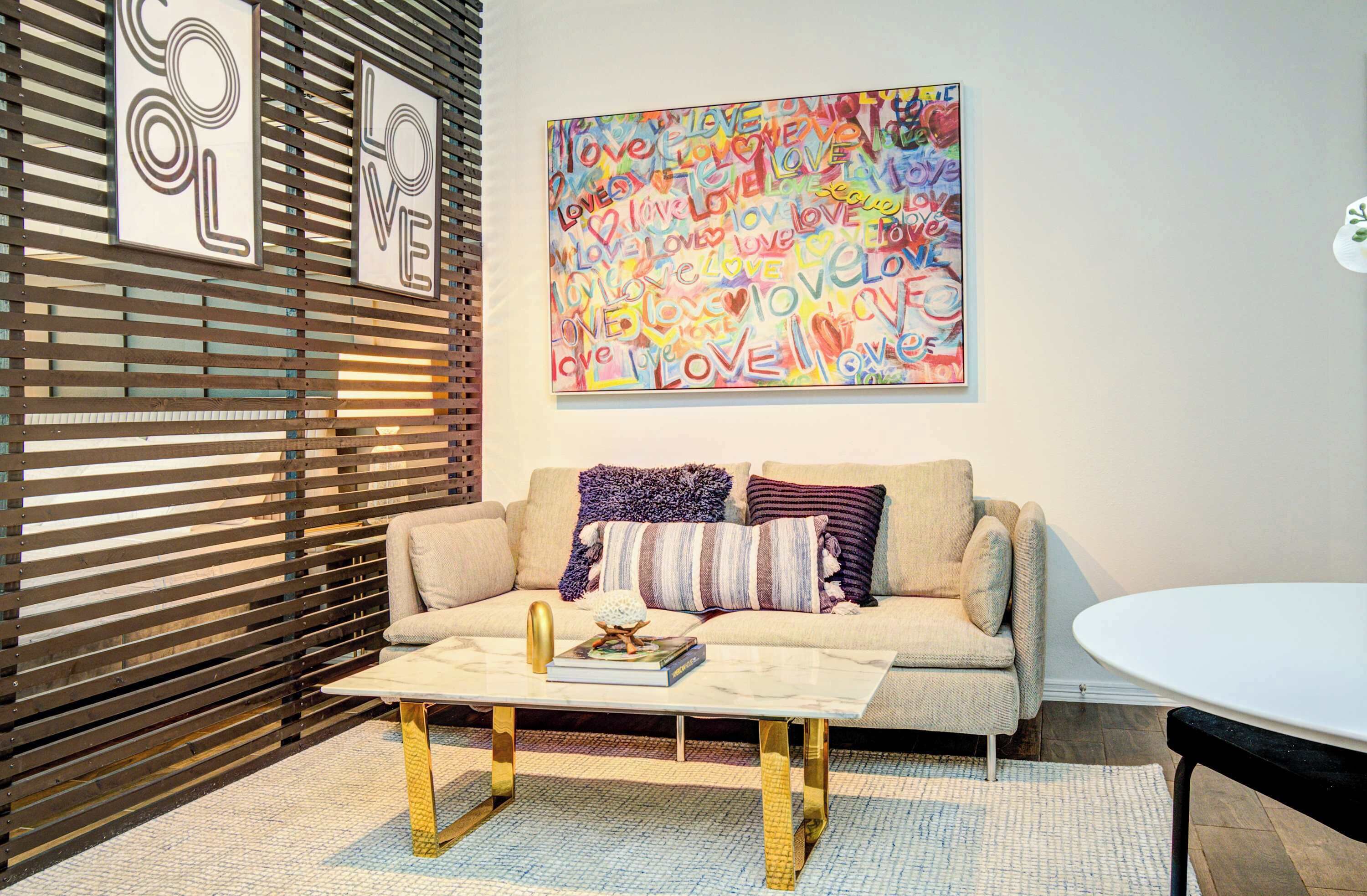 Télévision, espaces bureaux, écrans d'ordinateur