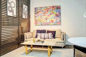 Televisio, työhuone, tietokoneen näyttö