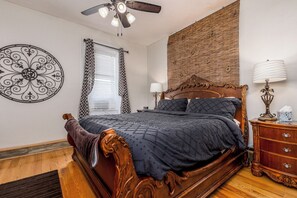 1 slaapkamer, een kluis op de kamer, een strijkplank/strijkijzer, wifi