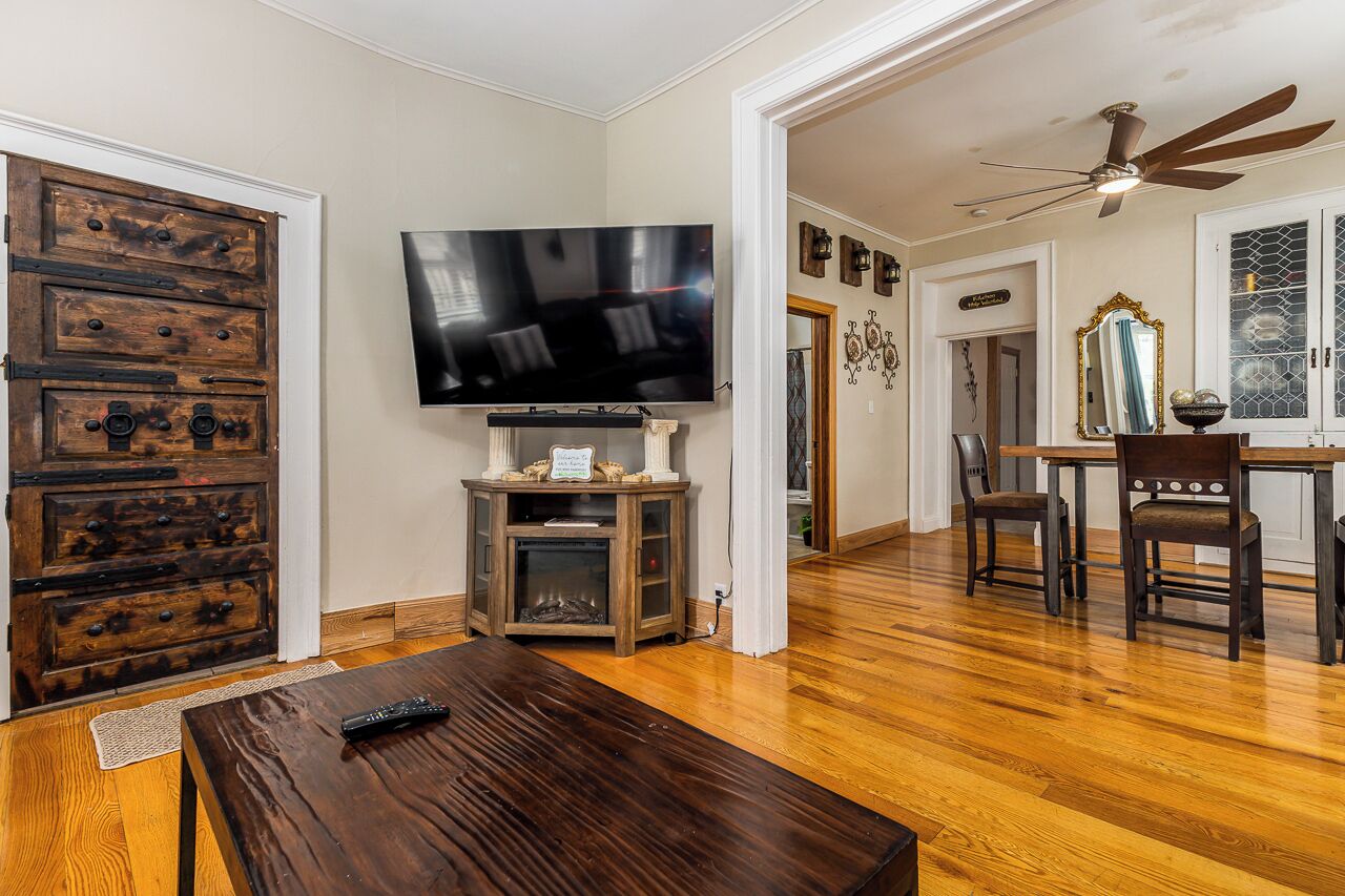 Smart TV, chimenea y libros 