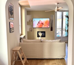 Smart TV, fireplace