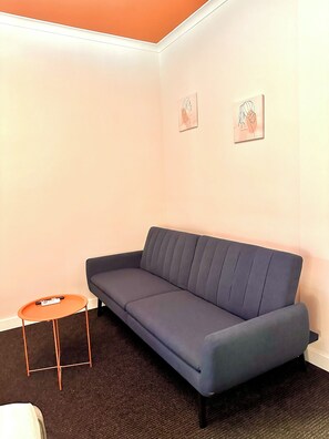 Suite monolocale familiare | Area soggiorno | TV a schermo piatto 18 pollici con canali satellitari