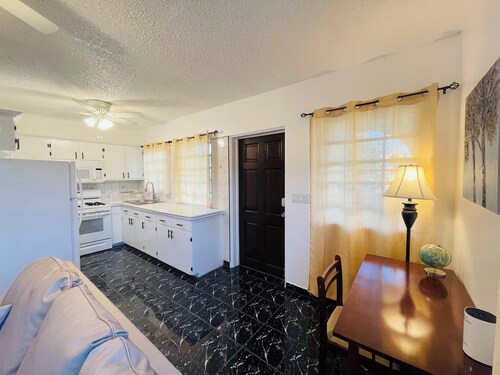 Cozy tropical retreat minutes from dining shopping and the beach!