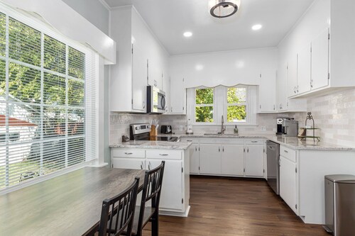 Cozy bungalow near old town Fredericksburg close to restaurants, parks & more!