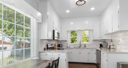 Cozy bungalow near old town Fredericksburg close to restaurants, parks & more!