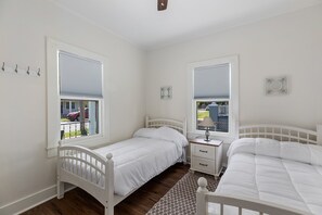 2 bedrooms, WiFi, bed sheets - Cozy bungalow near old town Fredericksburg close to restaurants, parks & more! (Fredericksburg)