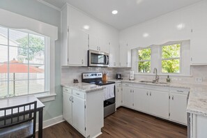 Fridge - Cozy bungalow near old town Fredericksburg close to restaurants, parks & more! (Fredericksburg)