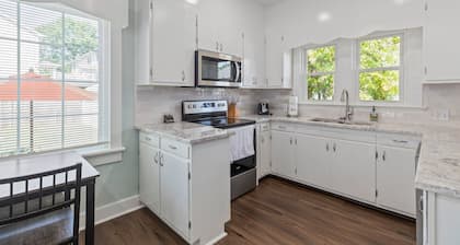 Cozy bungalow near old town Fredericksburg close to restaurants, parks & more!