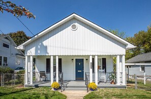 Exterior - Cozy bungalow near old town Fredericksburg close to restaurants, parks & more! (Fredericksburg)