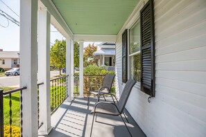 Terrace/patio - Cozy bungalow near old town Fredericksburg close to restaurants, parks & more! (Fredericksburg)