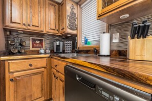 Fridge, microwave, oven, stovetop - Elegant 2 BR With Stunning Kitchen Prime Location! (Dubuque)